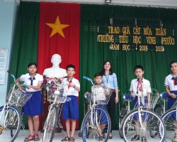 Trường Tiểu học Vĩnh Phước trao quà cây mùa xuân cho học sinh nghèo và học sinh khó khăn của trường