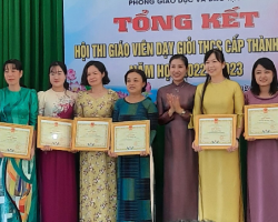 Bà Nguyễn Thanh Thảo - Phó Trưởng phòng PGD trao giấy khen cho giáo viên đạt giải