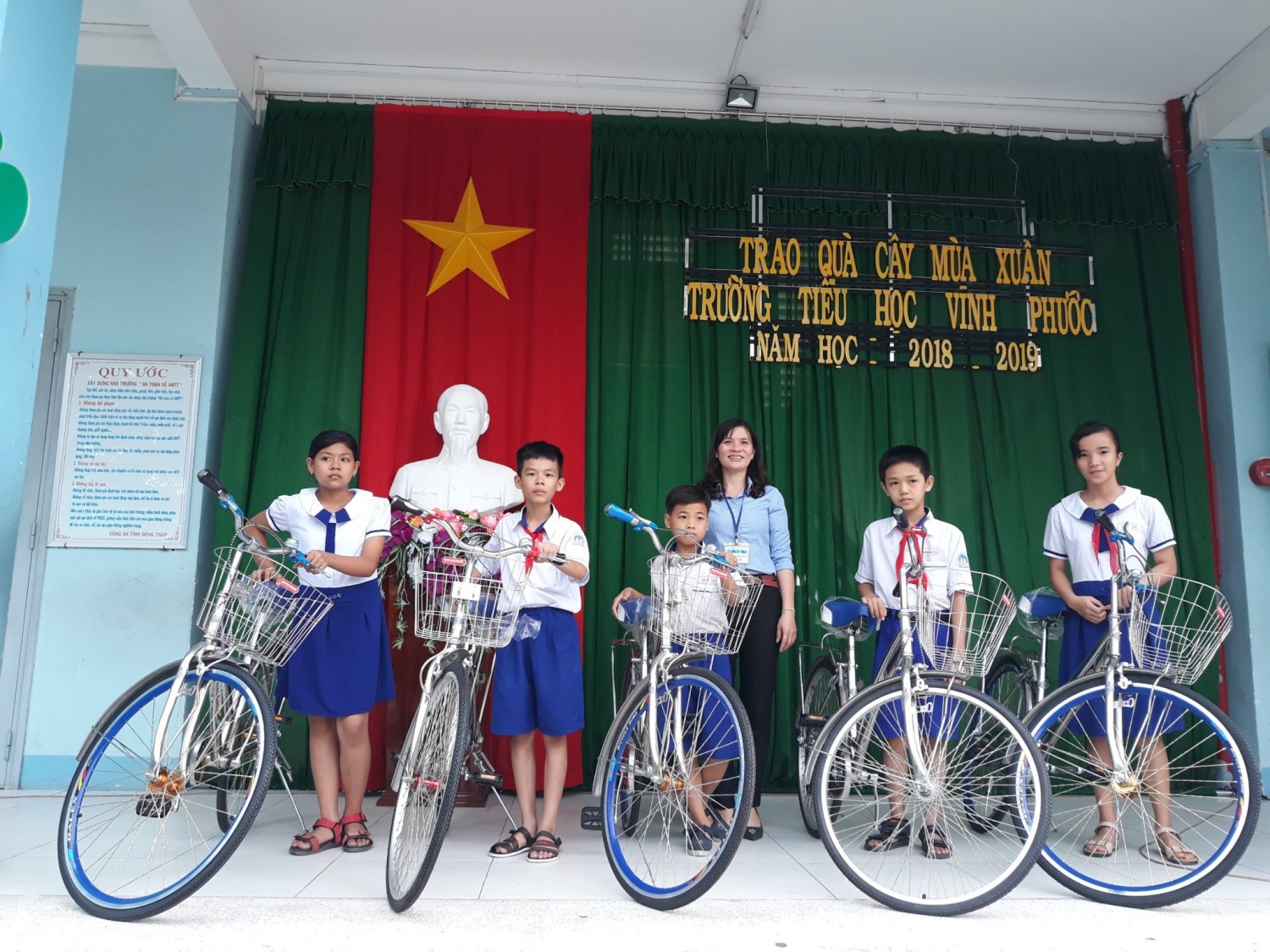 Trường Tiểu học Vĩnh Phước trao quà cây mùa xuân cho học sinh nghèo và học sinh khó khăn của trường