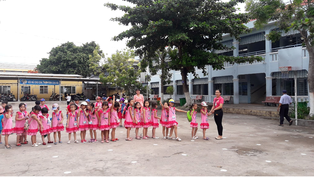 Các bé tham quan trường Tiểu học Kim Đồng- TP Sa Đéc