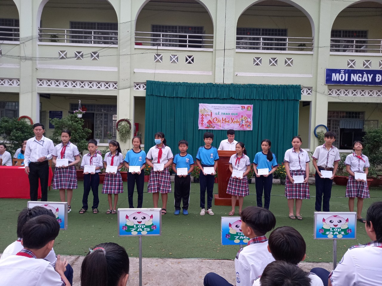 Trường THCS Tân Khánh Đông, TP Sa Đéc trao 24 phần quà cho học sinh có hoàn cảnh khó khăn vượt khó học giỏi.